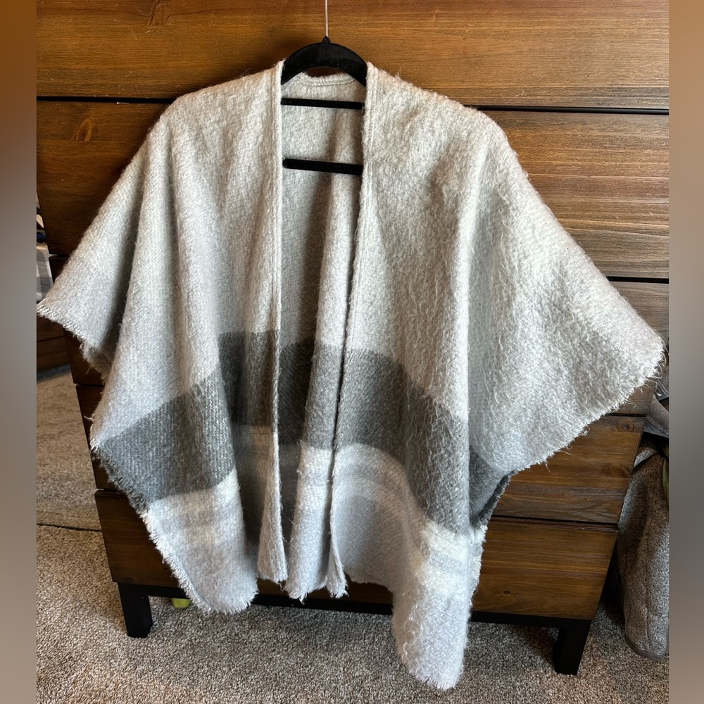 Aerie Soft Gray Knit Poncho